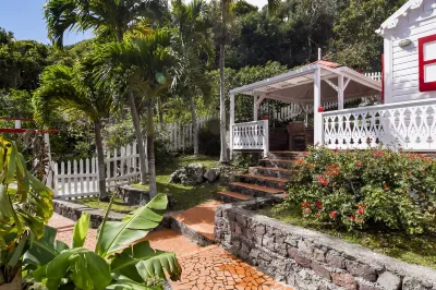 Flamboyant Cottage - Spectacular View & Pool فنادق في 