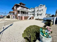 COZY MODERN & AFFORDABLE 1st floor SIC apartment ONE BLOCK from beach