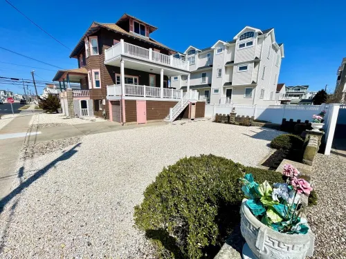 Classic LARGE Victorian shore home Sleeps 14 5 houses from beach