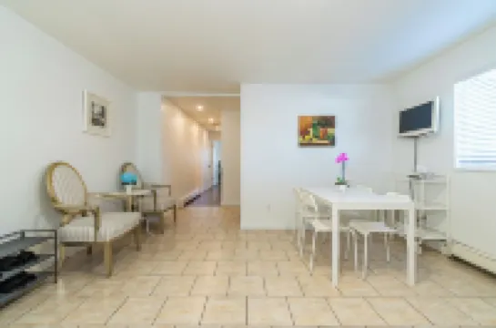 Welcome to Main floor 2 Bedrooms Suite A &10 minute walk from Metrotown Mall