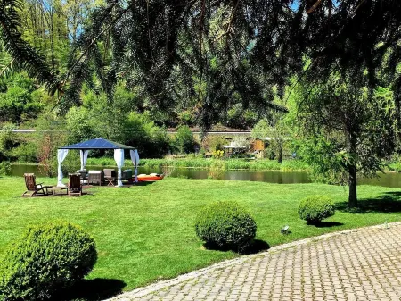 Vacation apartment on the ground floor with large garden and access to the Waldnaab