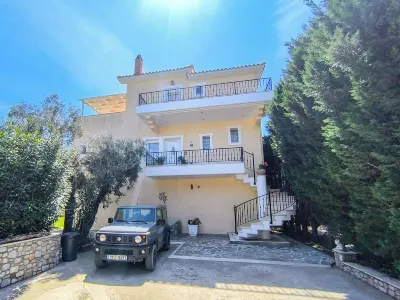 Luxurious and family friendly villa with large private pool 5 mins from Skiathos Отели в г. 