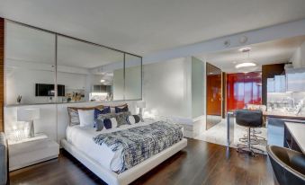 Luxury Studio Strip Views on the - 0224o12000llbf7fh8A7E R 339 206 R5 D