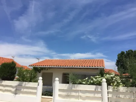 Villa near the beach Отели рядом с достопримечательностью «Le Bleu 'N' Blue»