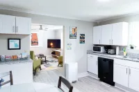 Sweet Peach Bungalow 2BR + laundry. One mile from I-75 yet quiet. Newly updated.