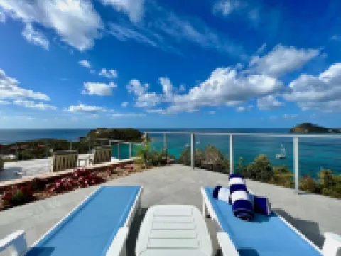 Luxury Pool Villa -260 Degree Dual Bay Views and Walking Distance to Beach Below