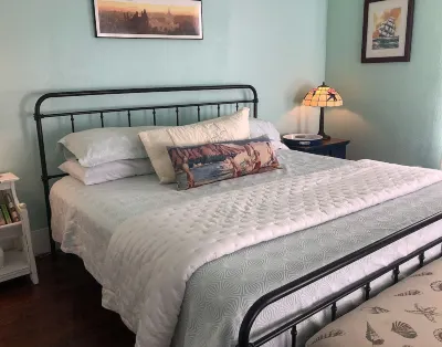 Family / Pet-friendly! Blocks from beach. Full kitchen, huge bathroom and deck!