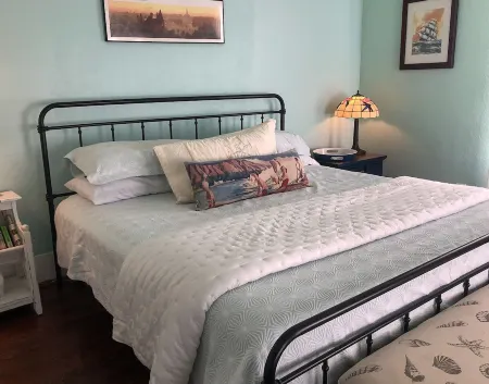 Family / Pet-friendly! Blocks from beach. Full kitchen, huge bathroom and deck! Отели рядом с достопримечательностью «Port Of Galveston»