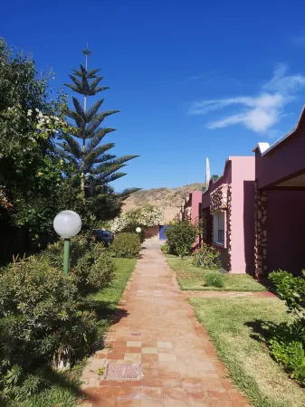 Stunning ocean view bungalow by the beach with swimming pool Отели в г. Тамра