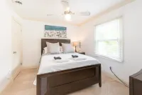 Comfy Home in Winter Park, can accommodate up 6 guests! Hotels in Fairview Shores