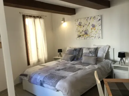 Gîte les Iris Studio 3 Climatisé Отели в г. Л'Иль-Сюр-ла-Сорг