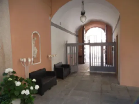 FeWo Luino Loft: Historic Charm, 100m to Lake & Swiss Gateway.