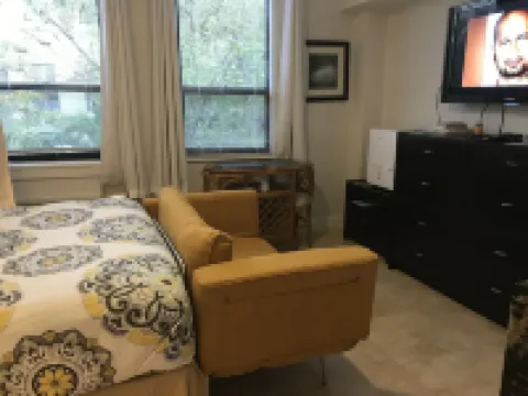 Delux Queen Room , 1 block to the Beach, TV, Pool, WiFi