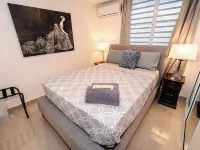 Spacious Retreat with Private Jacuzzi and Tropical Patio 蓬塞住宿飯店
