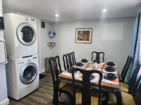 Spacious home away from home Отели в г. Блумфилд