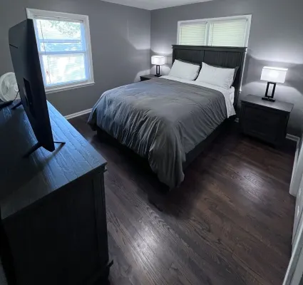 Chic 3br/1ba home~Convenient SW Topeka location~Sleeps 6 Hotels in Topeka