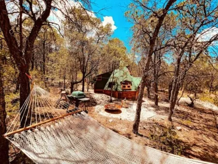 Pequeña Cabaña Mágica con Chimenea Interior