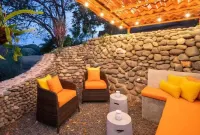 Quiet Hideaway Near Black Sand Beach, 3 bedrooms, 3 bathrooms. Sleeps 6 adults.