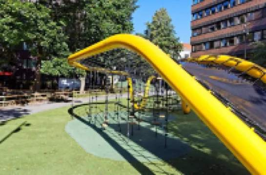 * CENTRAl * COZY * KiNG BED *