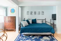 Blue Dream in Yellow Springs: hot tub, sauna, fireplace. Near downtown.