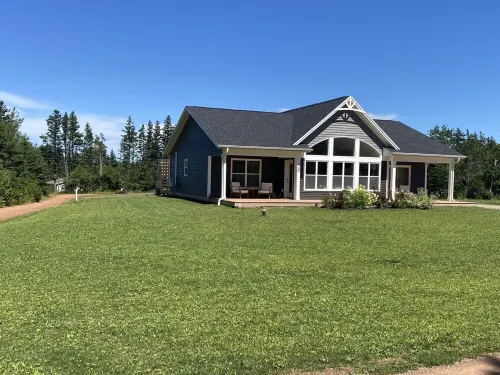 North Shore vacation home-minutes walk to PEI national beaches.