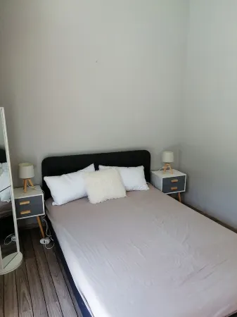 Charming independent studio in Martigues town center, swimming pool, spa Отели в г. Мартигес