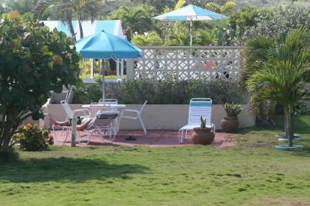 Cozy Romantic Bungalow  — 3 min walk to the beach, in front of the golf course!