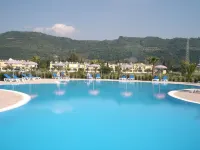 Stunning studio holiday apartment for 2/3 on resort, close to beach with 2 pools