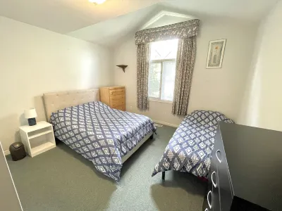 Spacious Guelph Retreat. Sleeps 9. Park 4 cars! Hotels near Foot Locker