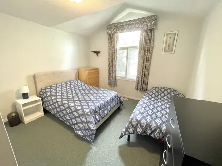 Spacious Guelph Retreat. Sleeps 9. Park 4 cars! Отели в г. Wellington County