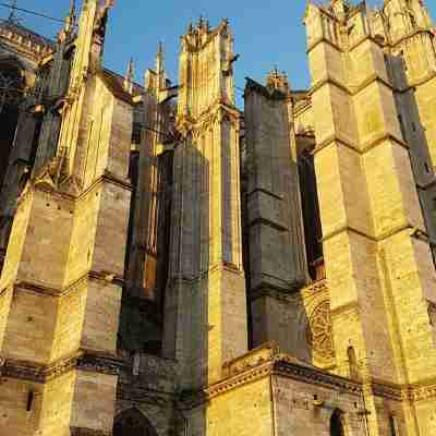 F1 hyper center at the foot of the cathedral Others