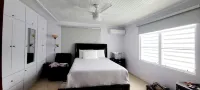 Luxurious Apartment Near Beaches, 2nd floor only.