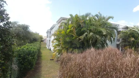 Beautiful luxury one-bedroom apartment 5 minutes from the beach!