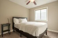 House on a Hill: 3Bdrm with Private Playground & New Appliances Hotels near Royal Oak Centre