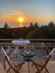 Four bedroom villa with private pool with stunning views and beautiful sunsets Hotel in zona Emplisi Beach