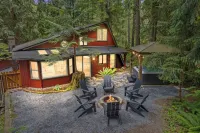 New Rainier Forest Lodge w/ Hot Tub-Fireplace-EV-WiFi Hotels near Summerland Trailhead