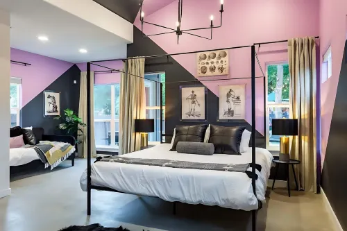 Downtown Austin Oasis w Pool & Hot Tubsleeps 18
