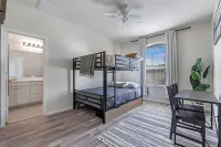 Modern Rock 3BR 3B Downtown