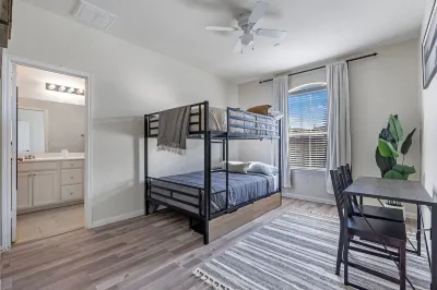 Modern Rock 3BR 3B Downtown Hotels near Round Rock Premium Outlets