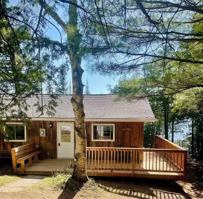 Wolfe Lake Cottage sleeps eight - Nipissing, Ontario, Canada Hoteles cerca de Becker's Berry Patch