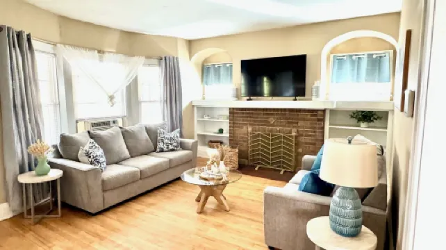 Farmhouse In The City CLE Clinic-Long Stays Welcome - 2bd/1bth WiFi, Full Kitch 謝克海茨酒店