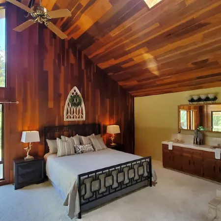 Private house close to Sequoia National Park with pool and private river access