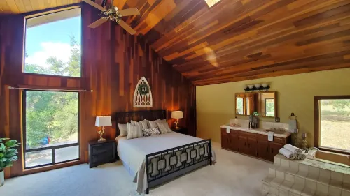 Private house close to Sequoia National Park with pool and private river access