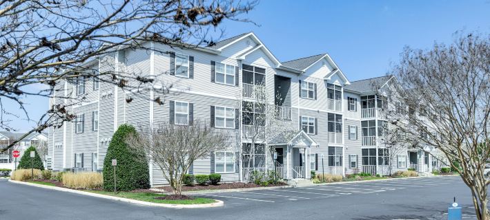 Community Pool & Private Balcony: Chic Lewes Gem Hotele w: Lewes