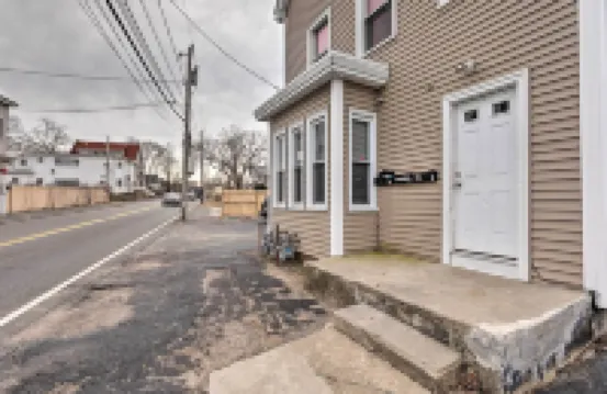 Cozy Third-Story Apartment in Dtwn Brockton!