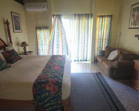 มูนไรส์ วิลลาส์ โรงแรมในเนกริล