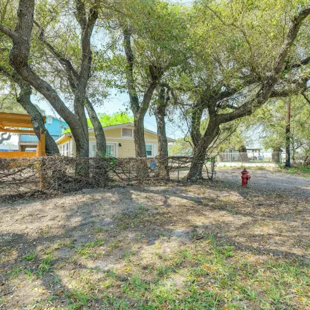 Walk to Pier & Dining: Central Rockport Cottage