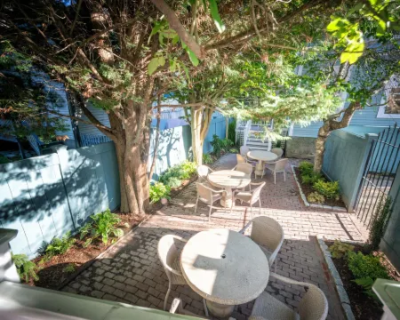 Town & Tide Inn Hotels in Newport