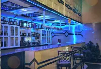 Precious Palm Royal Hotel - Bares