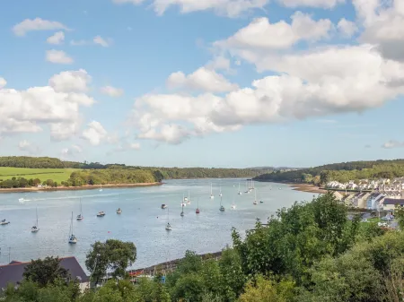 Isgoed Отели рядом с достопримечательностью «Парк Гринвуд Фэмили»